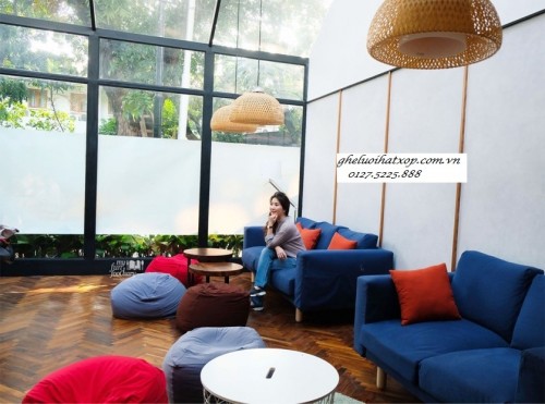 cafe-meo-su-dung-ghe-luoi-hat-xop