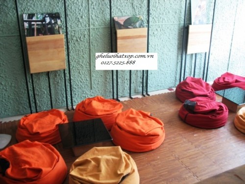 cafe-meo-su-dung-ghe-luoi-hat-xop-2